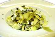 Gebratene Kürbisstreifen auf Blattsalat mit Kernöl und Schafskäse
