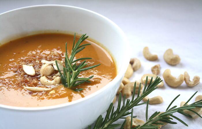 Karotten-Rosmarin Suppe mit Cashew-Kokos Topping