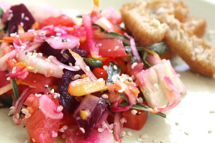 Regenbogensalat mit gebackenem Hühnerfilet und Superfood-Marinade