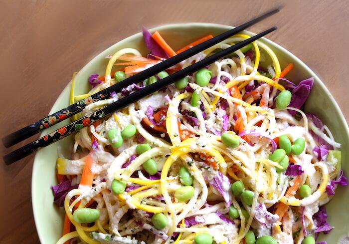 Bunter Rohkostsalat mit Zucchinispaghetti und Sojabohnen nach dem issgesund-Rezept