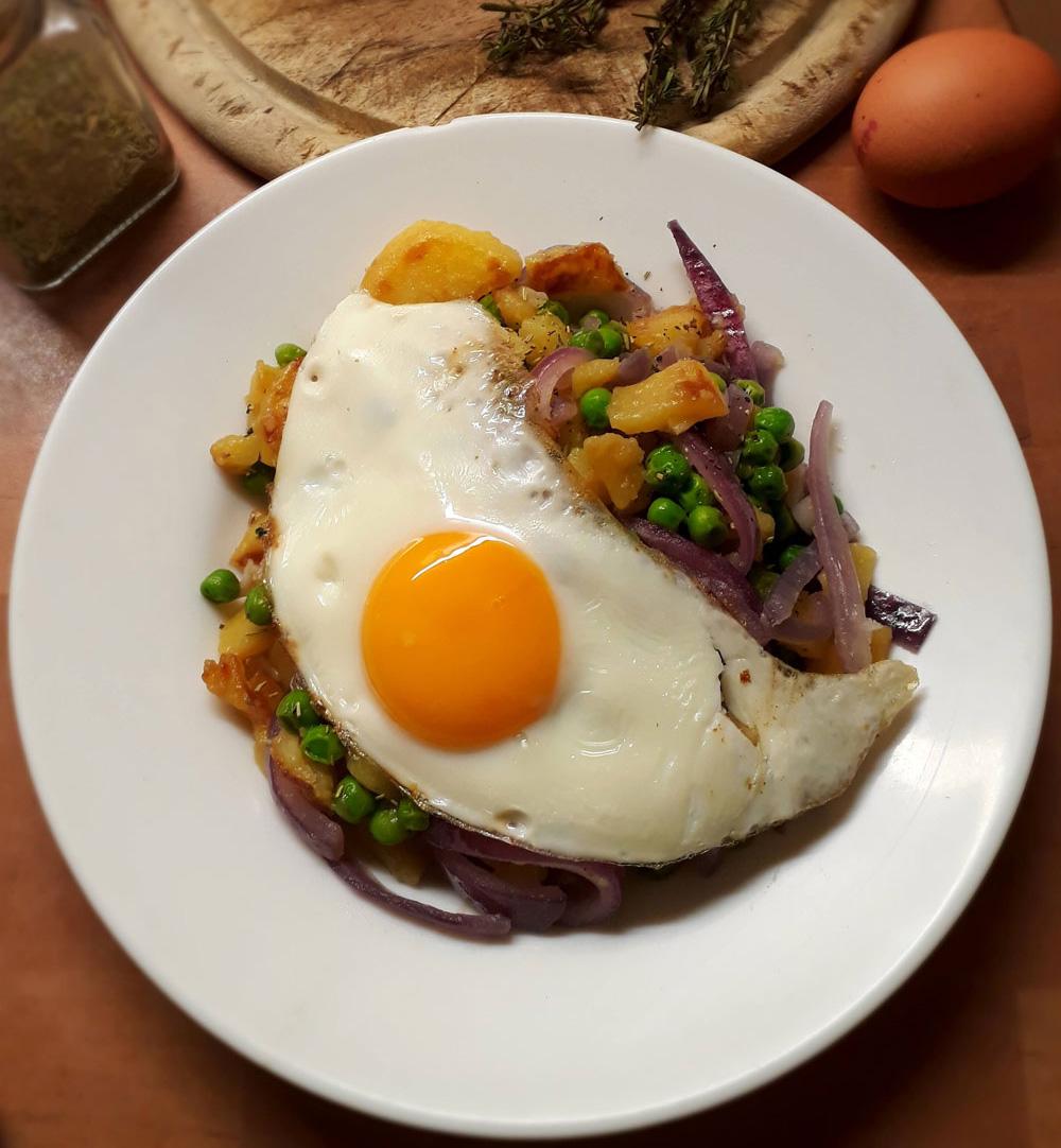 Buntes Kartoffelgröstl mit Spiegelei