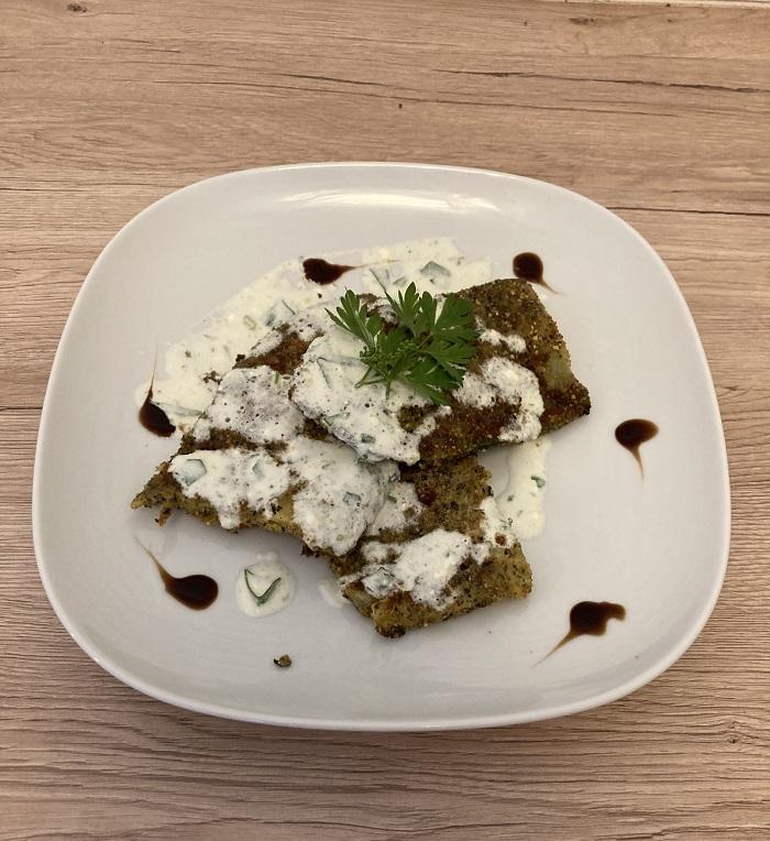 Zucchinischnitzel mit Joghurt - Kräuterdip