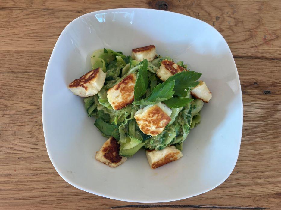 Zoodles mit Petersilienpesto und Halloumi nach dem issgesund-Rezept
