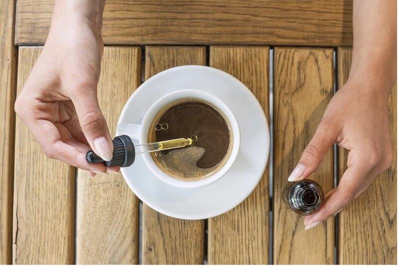 CBD-Öl verfeinert Getränke sowie kleine und große Mahlzeiten.