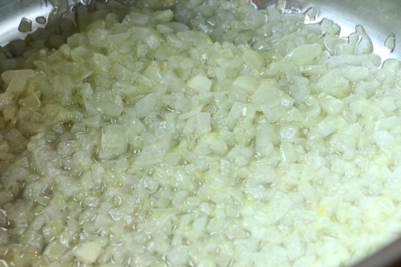 5. Den Zwiebel würfelig schneiden und mit etwas Pflanzenöl in einem Topf anschwitzen, dann mit der Gemüsesuppe ablöschen.