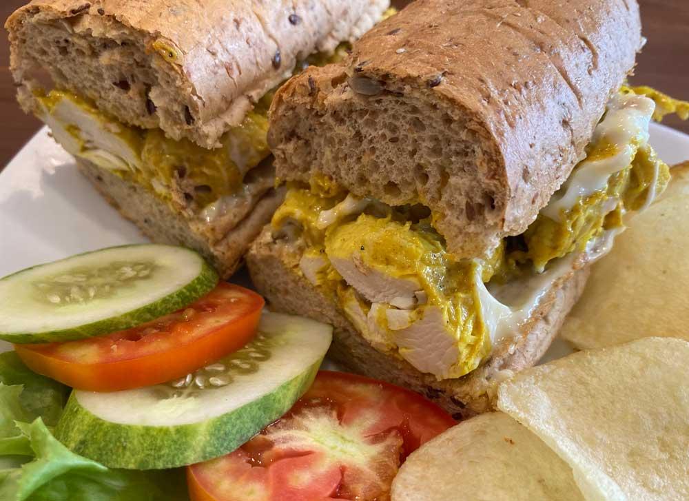 Vollkornbaguette mit Hühnerfilet in Curry-Ananas-Mayonnaise © issgesund