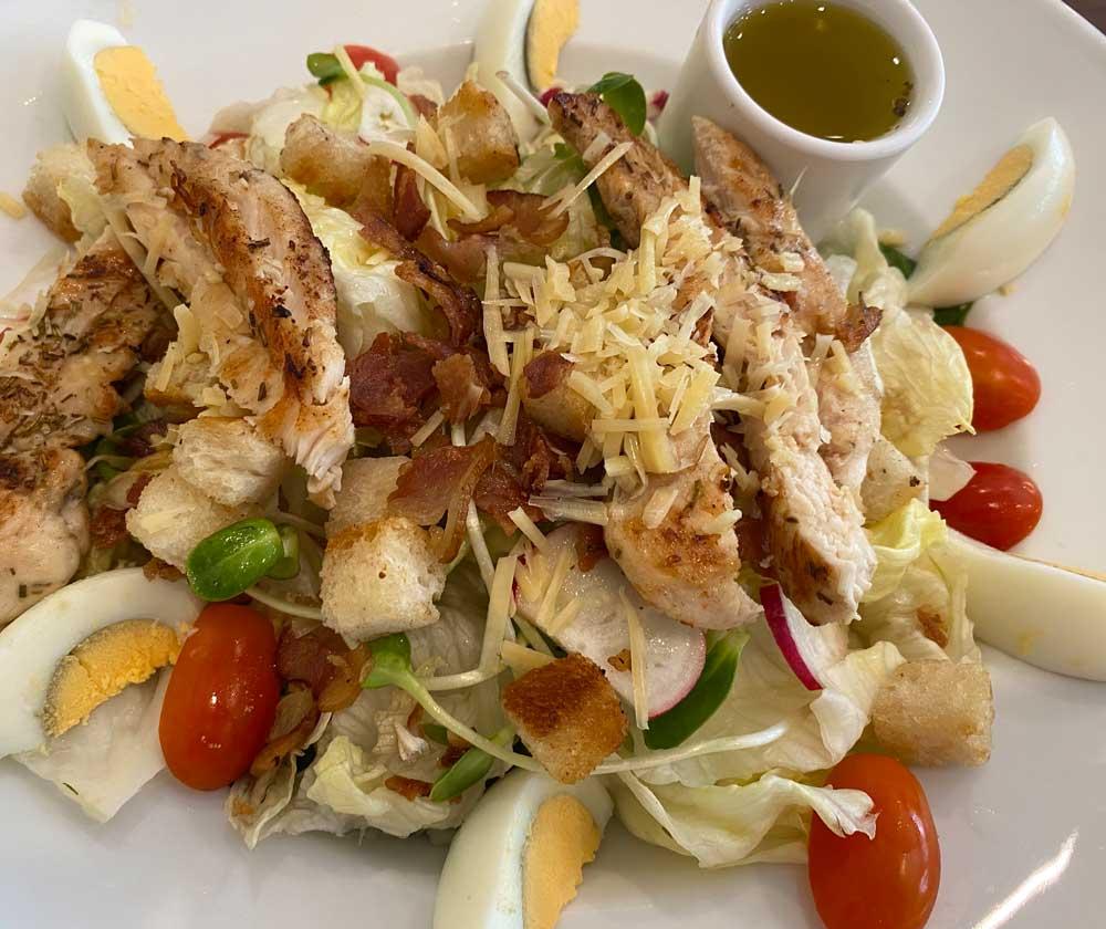 Fitnesssalat mit gebratenen Hühnerbruststreifen Olivenöl-Zitronen-Kapern-Dressing © issgesund