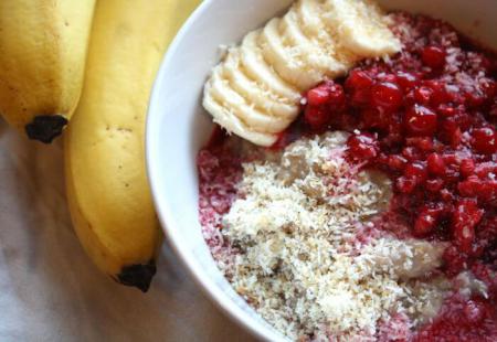 Oatmeal mit Beeren und gerösteten Kokosflocken